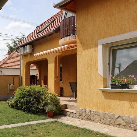 B6 Apartman Veszprem Bagian luar foto