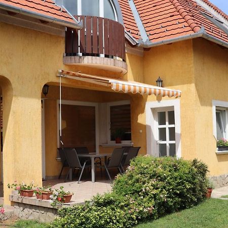 B6 Apartman Veszprem Bagian luar foto