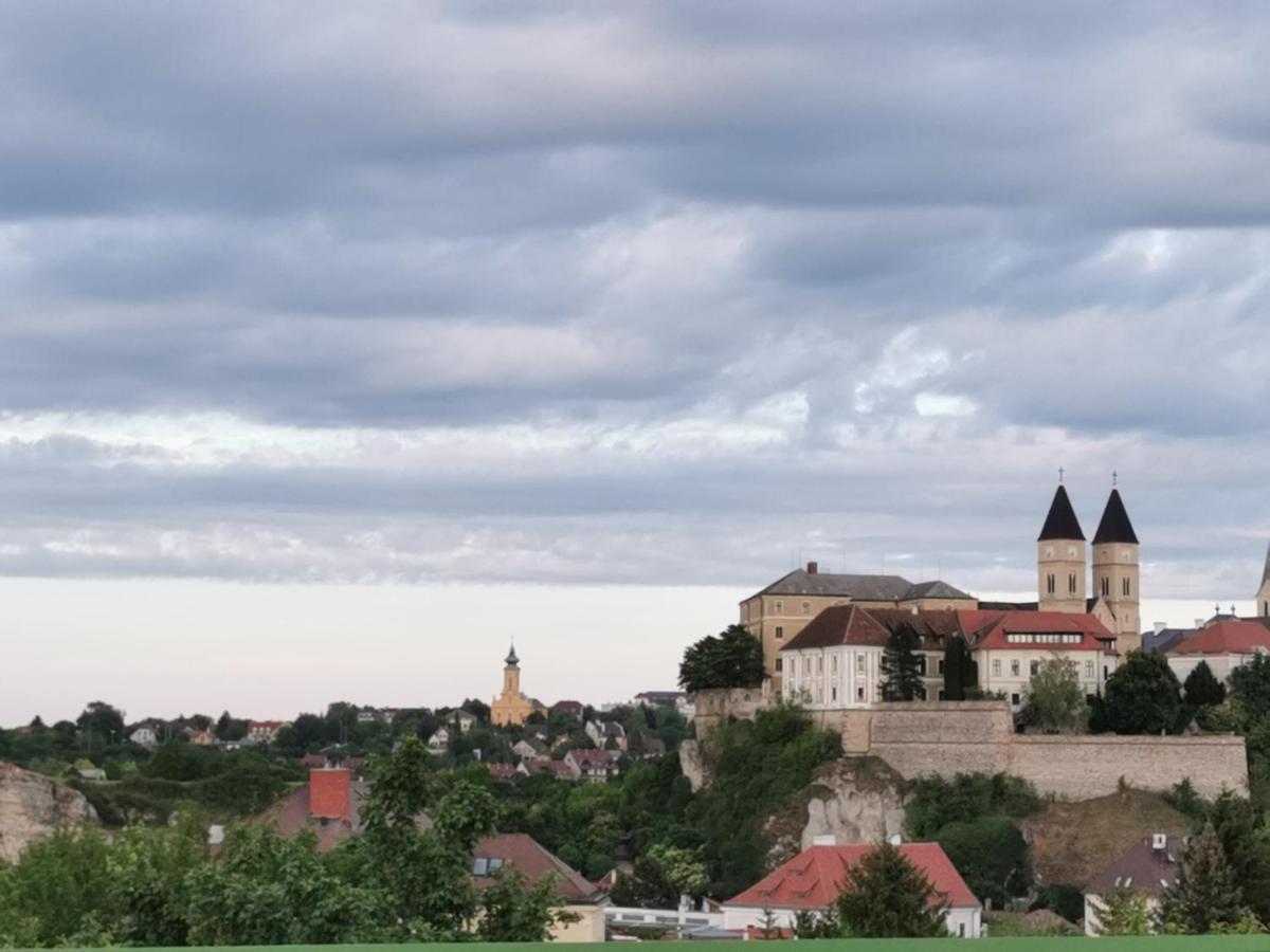 B6 Apartman Veszprem Bagian luar foto