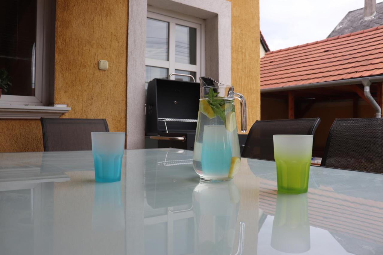 B6 Apartman Veszprem Bagian luar foto