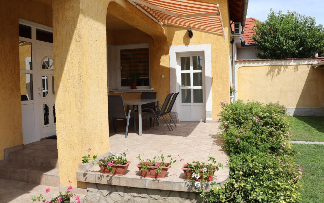 B6 Apartman Veszprem Bagian luar foto