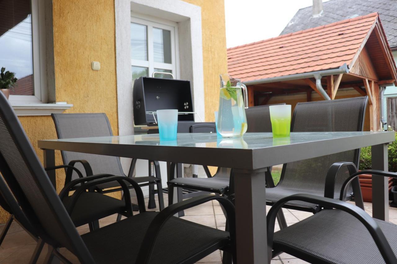 B6 Apartman Veszprem Bagian luar foto