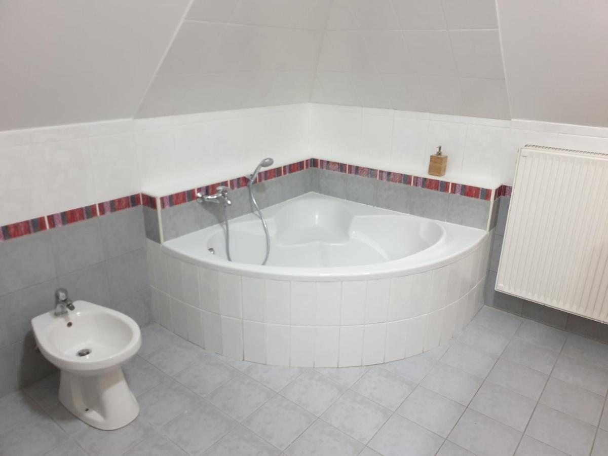 B6 Apartman Veszprem Bagian luar foto