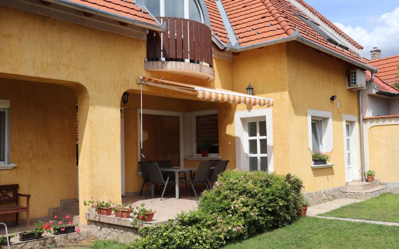 B6 Apartman Veszprem Bagian luar foto