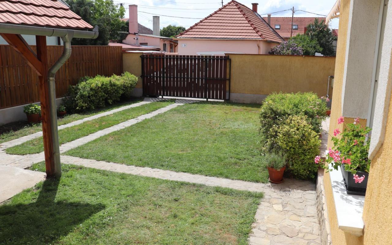 B6 Apartman Veszprem Bagian luar foto
